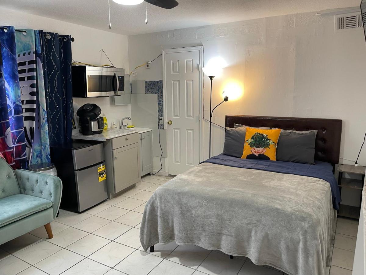 Homestay Value Inside Miami, Near Airport, Beach, Center & Metro *